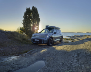 Kia EV9 i naturen vid havet