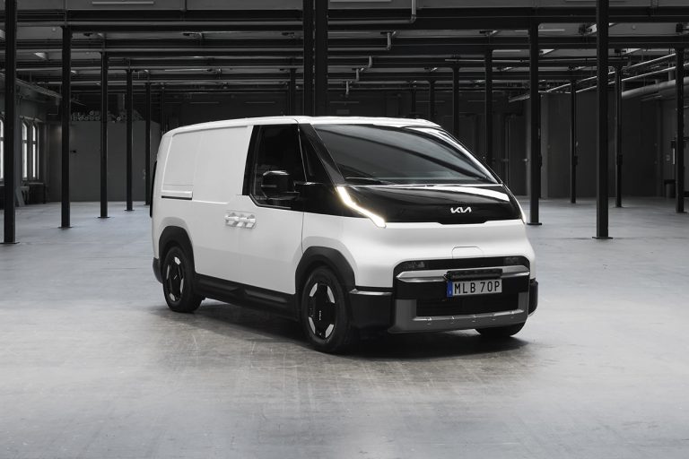 Kia PV5 Cargo i en industrilokal.